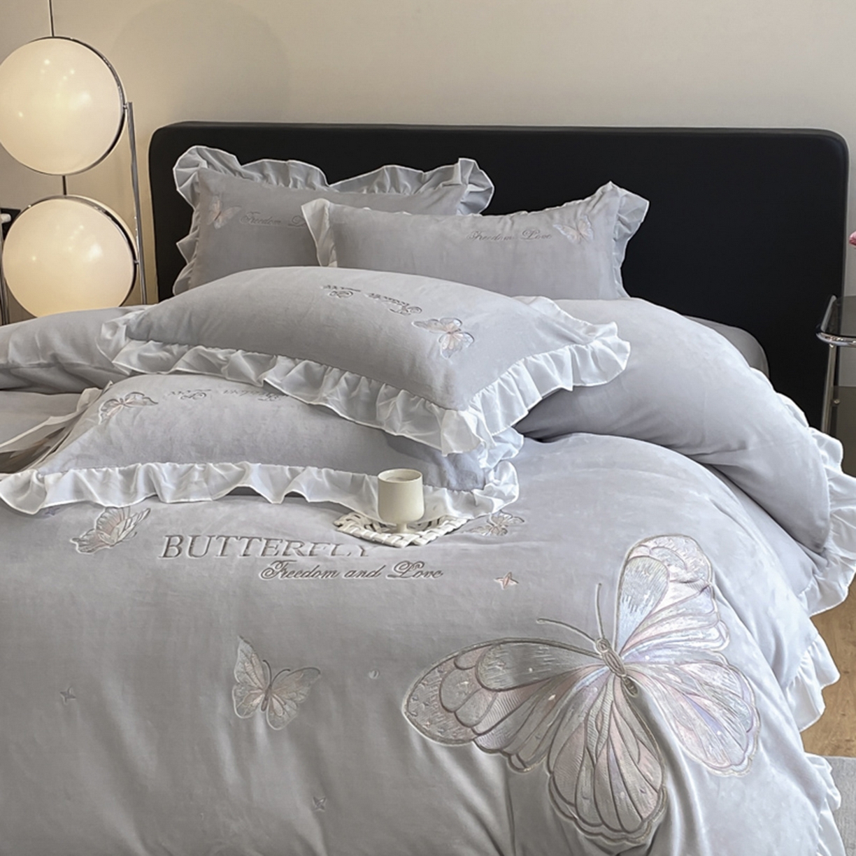 91家纺网 家纺一手货源 找家纺 木子家纺 2025新款牛奶绒纯色刺绣花边四件套 银河灰