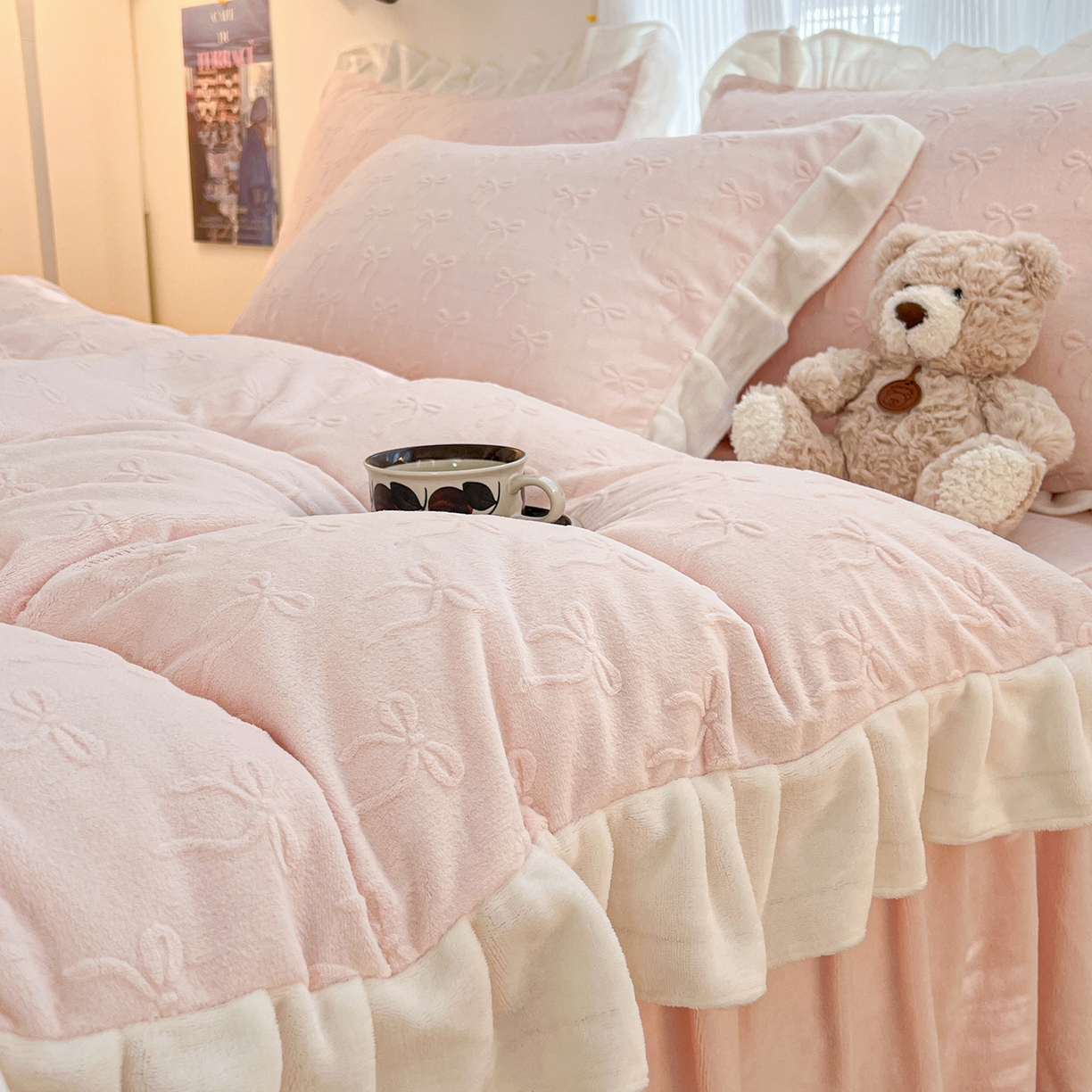 91家纺网 家纺一手货源 找家纺 安哆啦家纺 2025新款法式雕花牛奶绒花边四件套 雕花蝴蝶结-粉