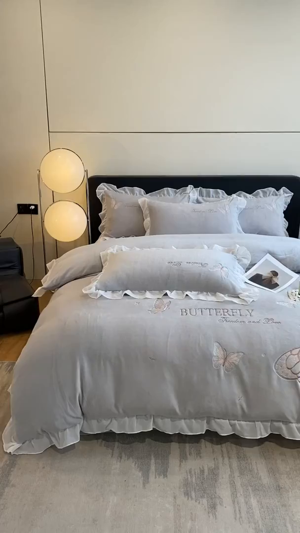 91家纺网 家纺一手货源 找家纺 木子家纺 2025新款牛奶绒纯色刺绣花边四件套 银河灰