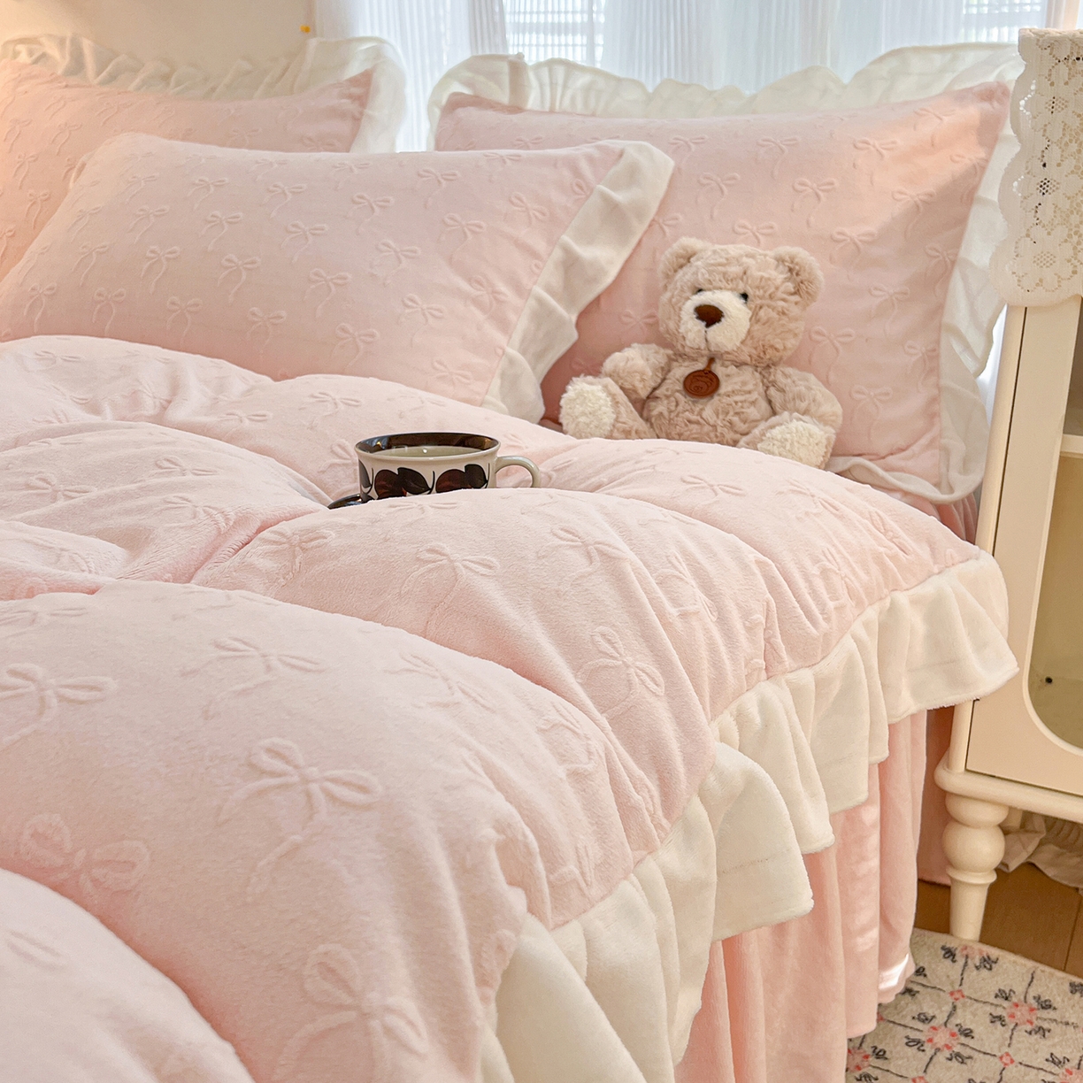 91家纺网 家纺一手货源 找家纺 安哆啦家纺 2025新款法式雕花牛奶绒花边四件套 雕花蝴蝶结-粉
