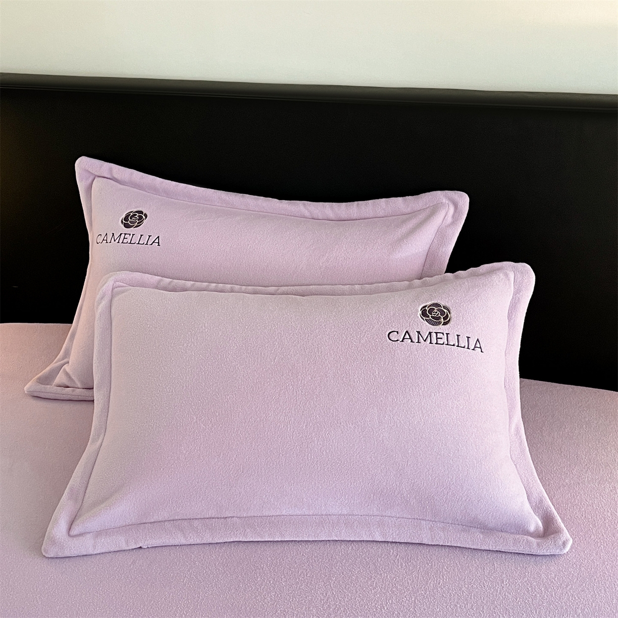 91家纺网 家纺一手货源 找家纺 笙意家纺 2025新款A类牛奶绒海獭绒加厚法式刺绣床笠 花屿-月光紫