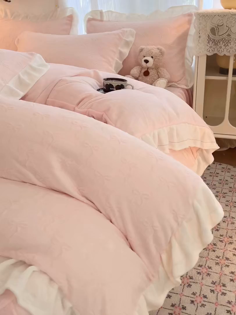 91家纺网 家纺一手货源 找家纺 安哆啦家纺 2025新款法式雕花牛奶绒花边四件套 雕花蝴蝶结-粉