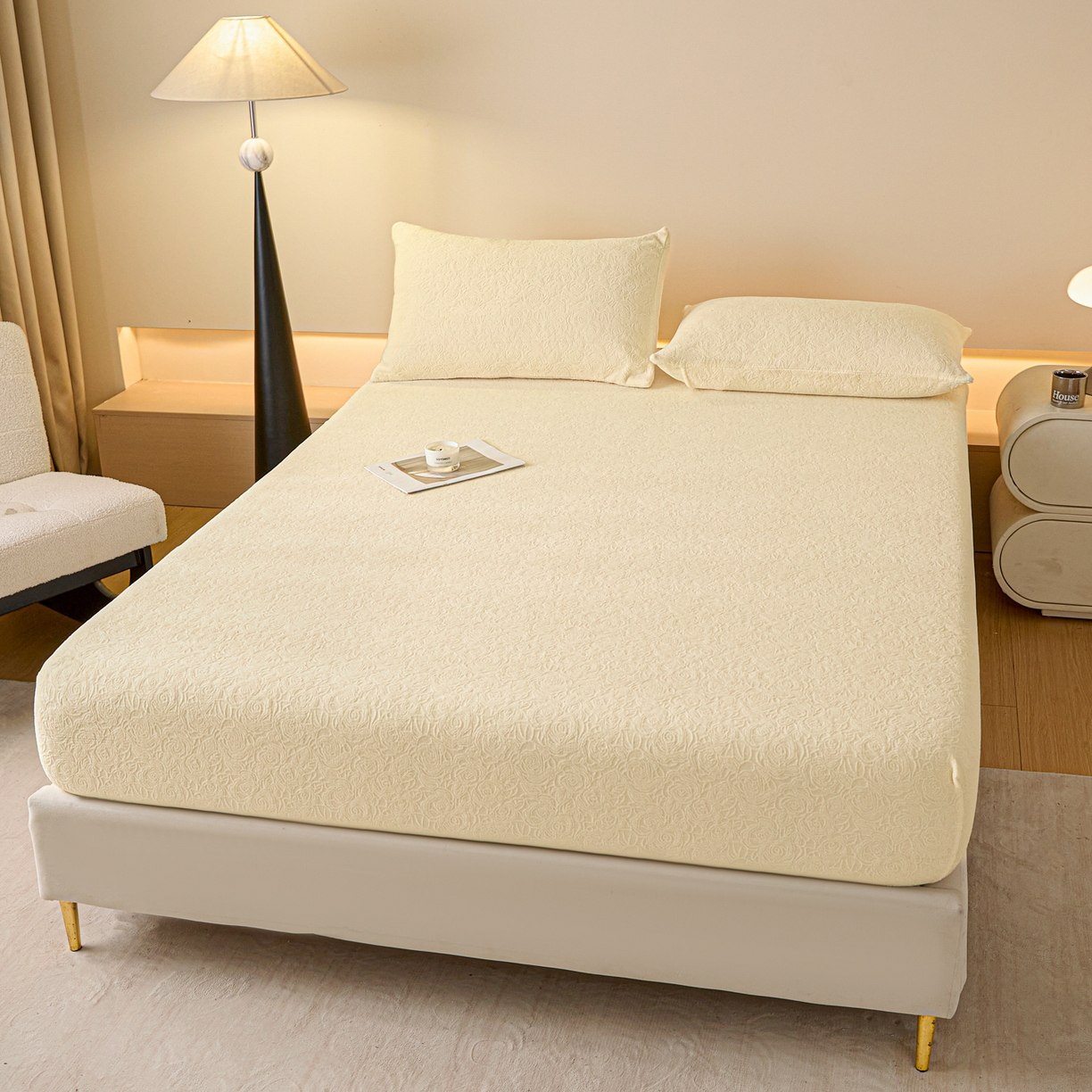 91家纺网 家纺一手货源 找家纺 乐美家纺 2025新款A类高克重牛奶绒雕花床笠三件套 那片花海（奶油黄）