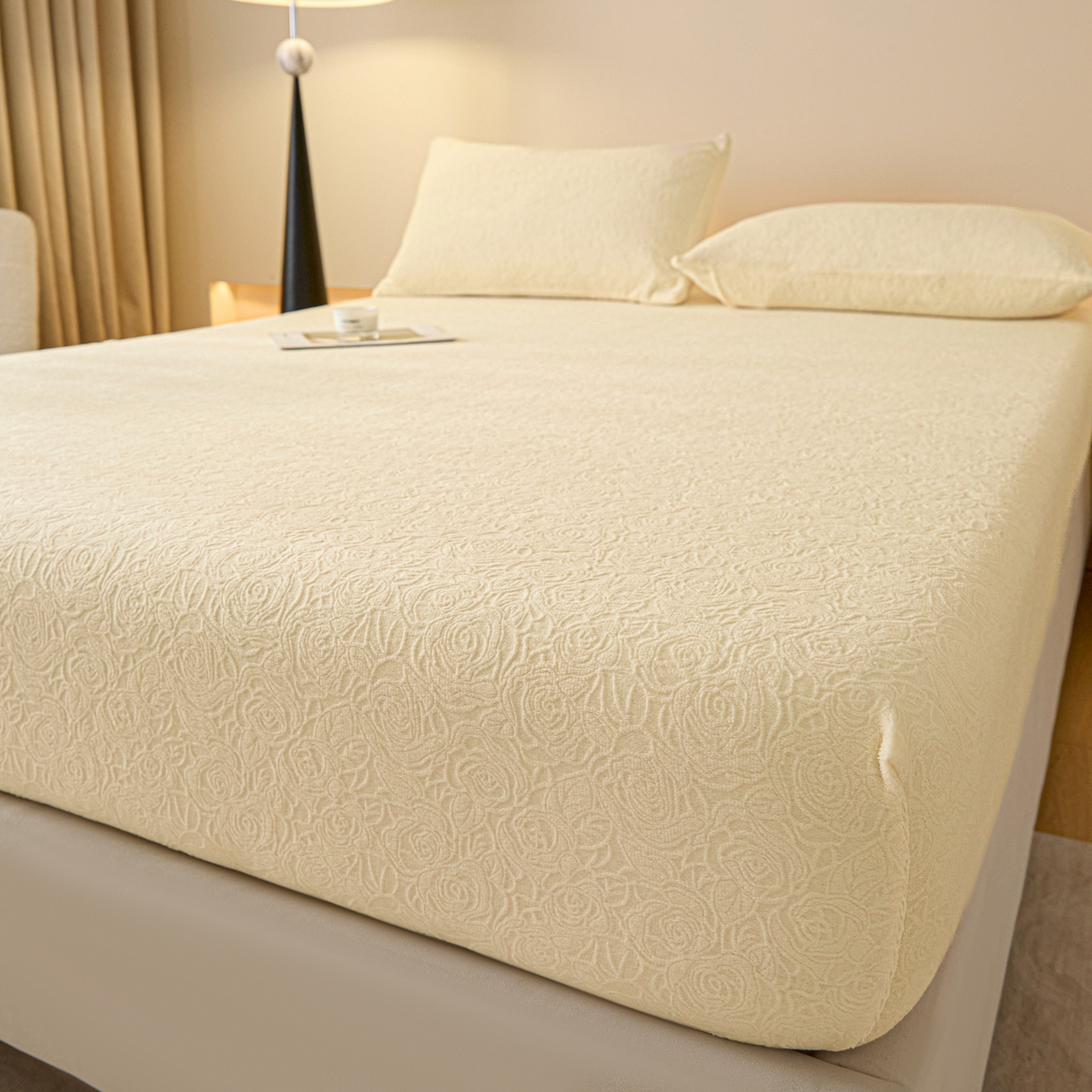 91家纺网 家纺一手货源 找家纺 乐美家纺 2025新款A类高克重牛奶绒雕花床笠三件套 那片花海（奶油黄）