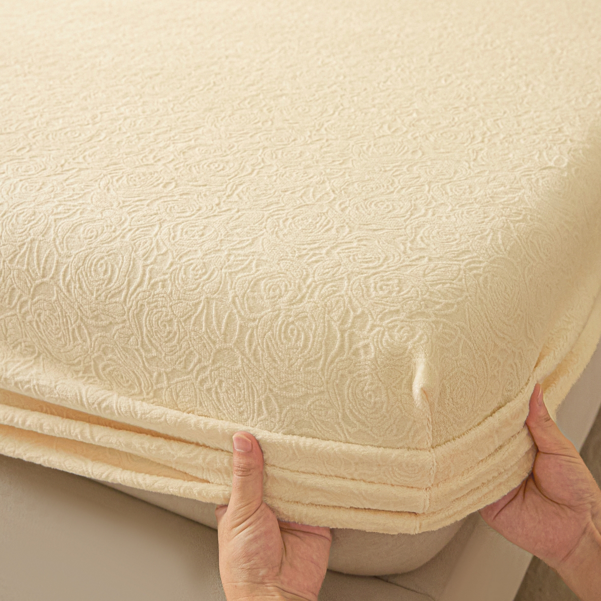 91家纺网 家纺一手货源 找家纺 乐美家纺 2025新款A类高克重牛奶绒雕花床笠三件套 那片花海（奶油黄）