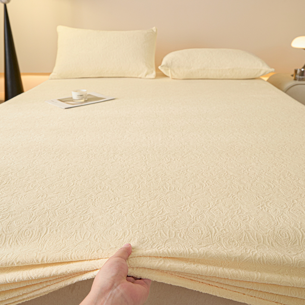 91家纺网 家纺一手货源 找家纺 乐美家纺 2025新款A类高克重牛奶绒雕花床笠三件套 那片花海（奶油黄）