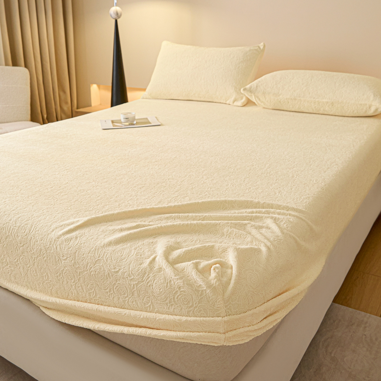 91家纺网 家纺一手货源 找家纺 乐美家纺 2025新款A类高克重牛奶绒雕花床笠三件套 那片花海（奶油黄）