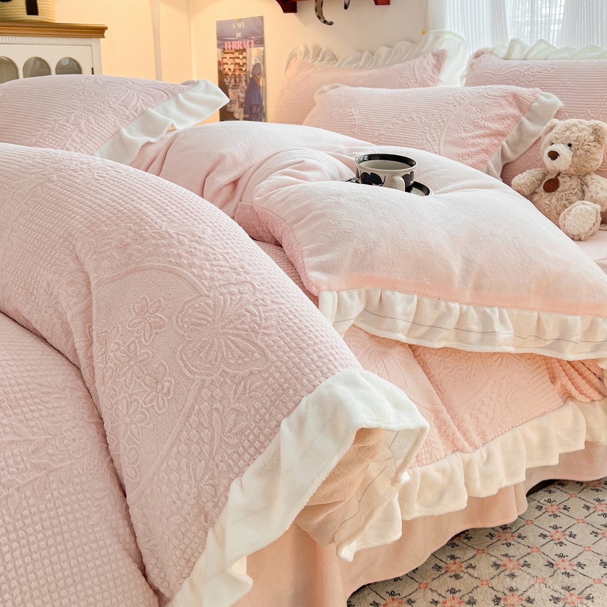 安哆啦家纺 2025新款法式雕花牛奶绒花边四件套 花精灵-粉