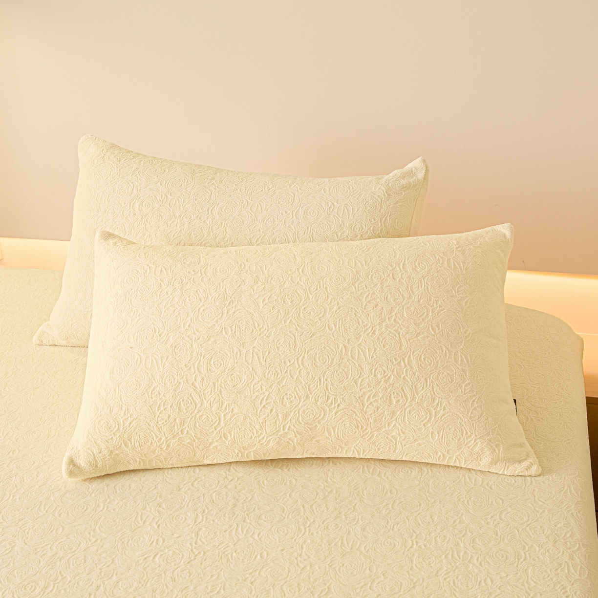 91家纺网 家纺一手货源 找家纺 乐美家纺 2025新款A类高克重牛奶绒雕花床笠三件套 那片花海（奶油黄）