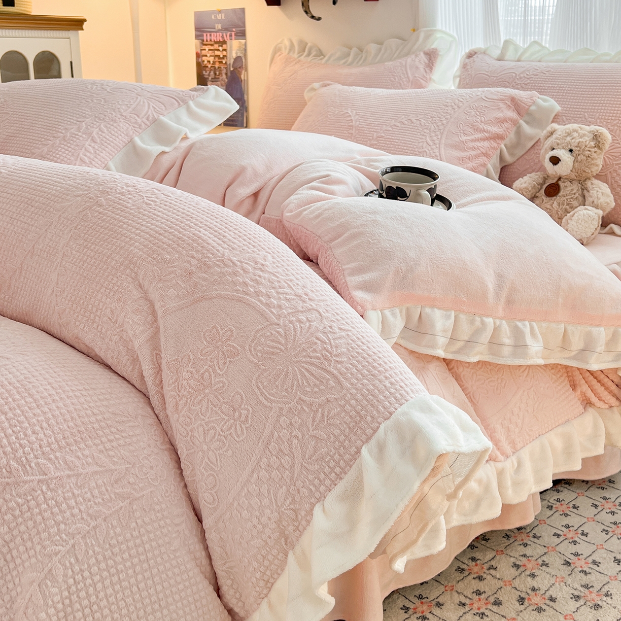 91家纺网 家纺一手货源 找家纺 安哆啦家纺 2025新款法式雕花牛奶绒花边四件套 花精灵-粉