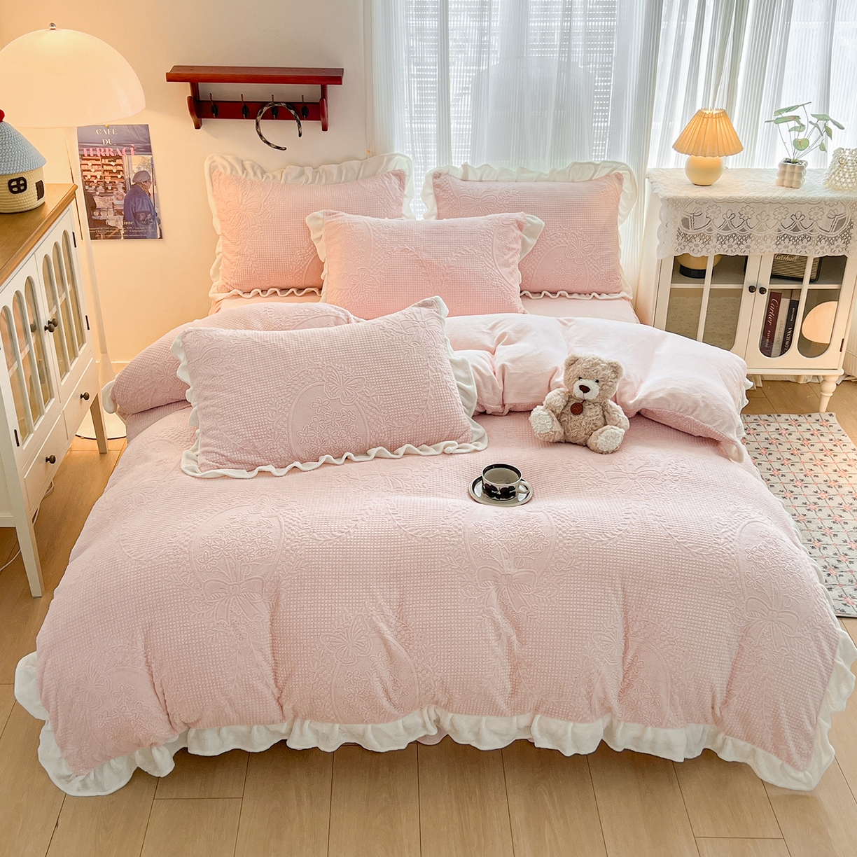 91家纺网 家纺一手货源 找家纺 安哆啦家纺 2025新款法式雕花牛奶绒花边四件套 花精灵-粉