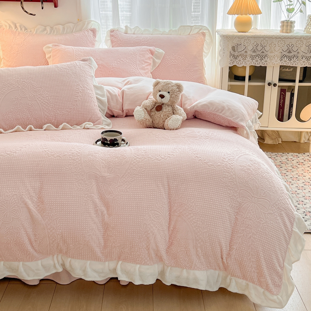 91家纺网 家纺一手货源 找家纺 安哆啦家纺 2025新款法式雕花牛奶绒花边四件套 花精灵-粉