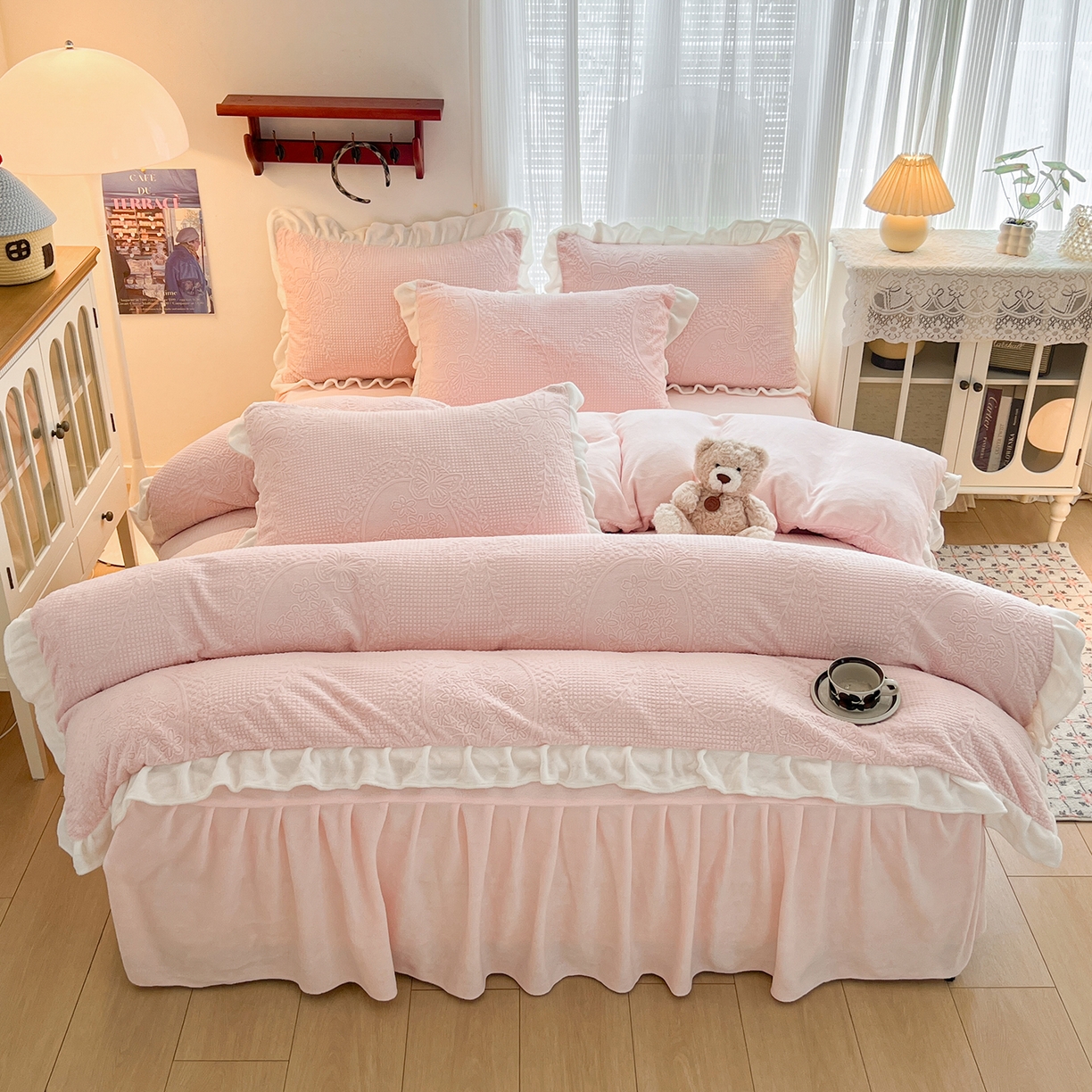 91家纺网 家纺一手货源 找家纺 安哆啦家纺 2025新款法式雕花牛奶绒花边四件套 花精灵-粉