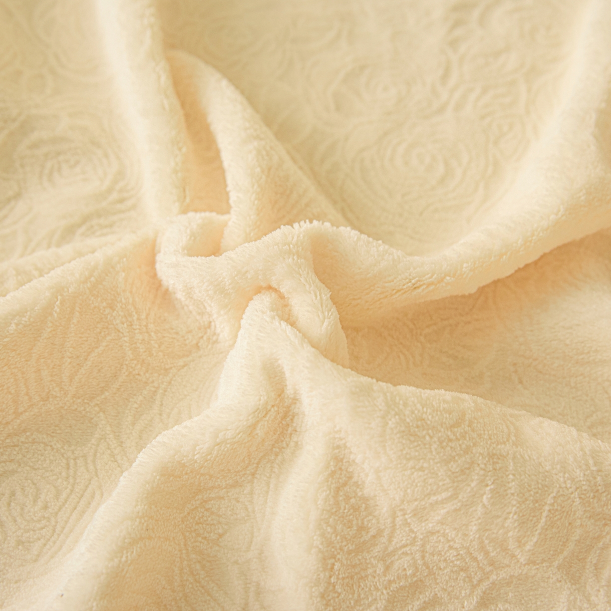 91家纺网 家纺一手货源 找家纺 乐美家纺 2025新款A类高克重牛奶绒雕花床笠三件套 那片花海（奶油黄）