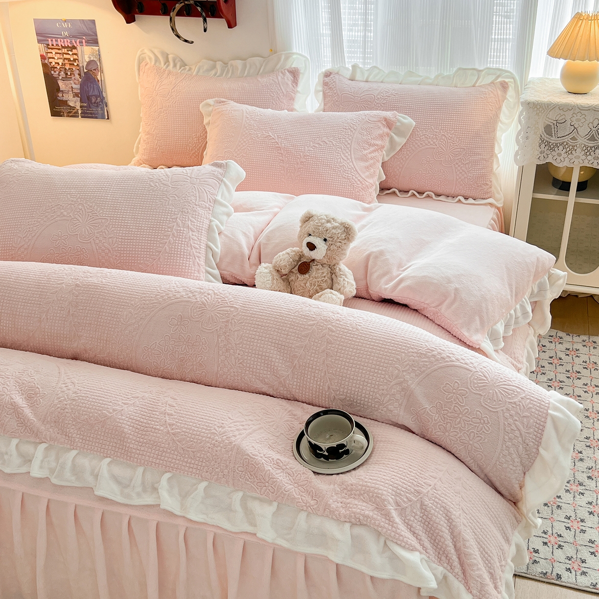 91家纺网 家纺一手货源 找家纺 安哆啦家纺 2025新款法式雕花牛奶绒花边四件套 花精灵-粉