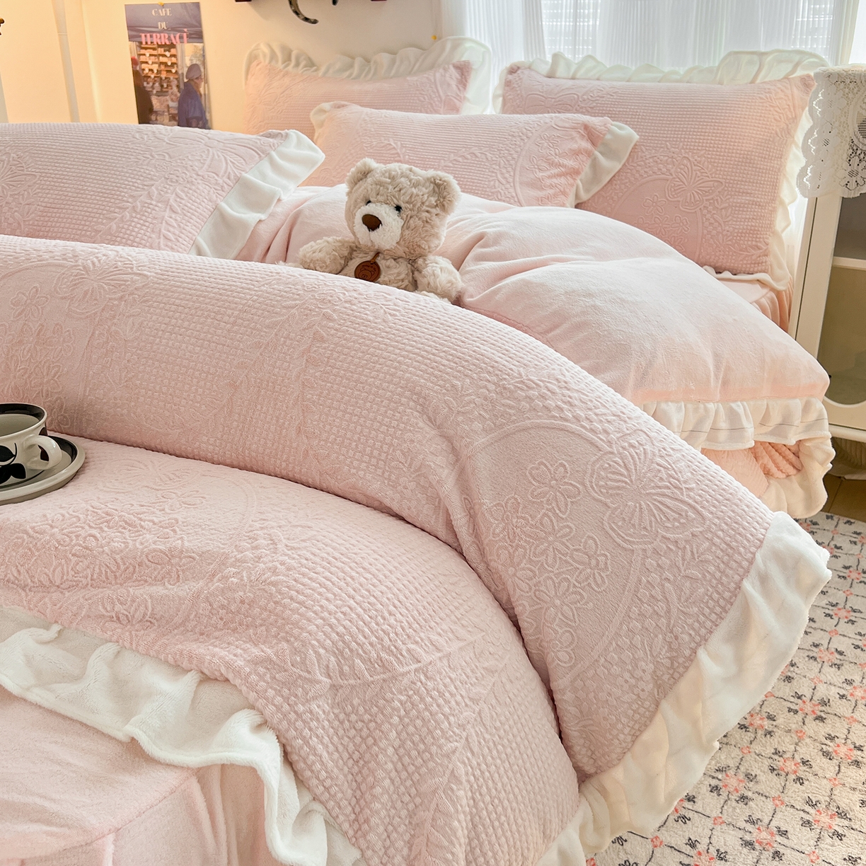 91家纺网 家纺一手货源 找家纺 安哆啦家纺 2025新款法式雕花牛奶绒花边四件套 花精灵-粉