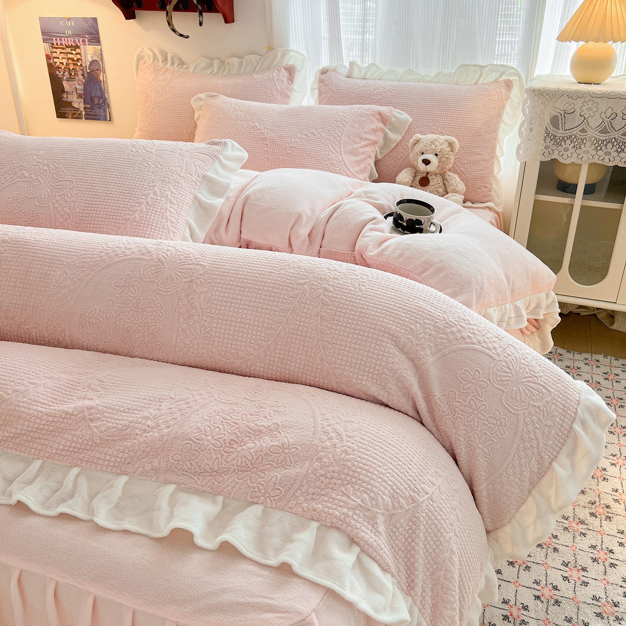 91家纺网 家纺一手货源 找家纺 安哆啦家纺 2025新款法式雕花牛奶绒花边四件套 花精灵-粉