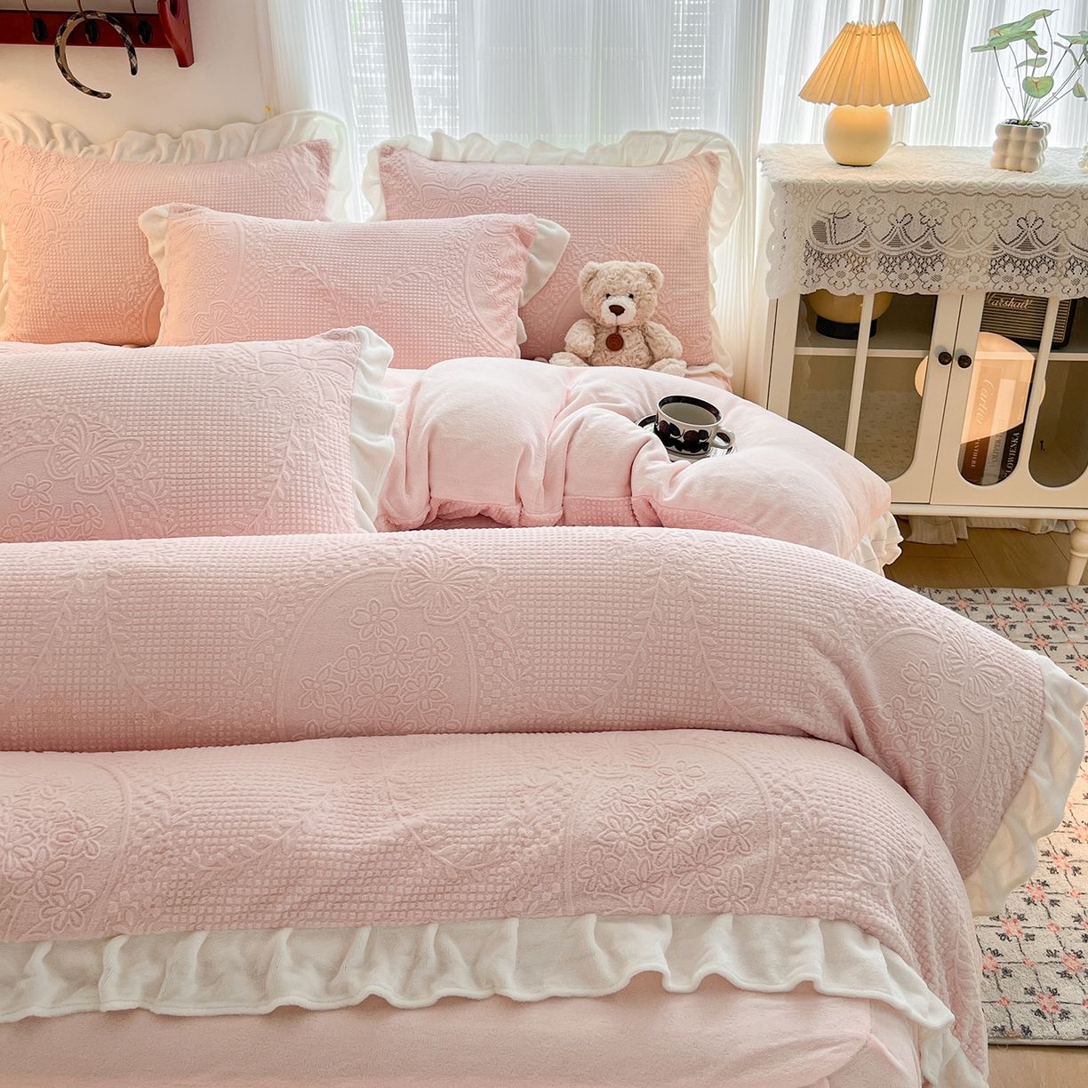 91家纺网 家纺一手货源 找家纺 安哆啦家纺 2025新款法式雕花牛奶绒花边四件套 花精灵-粉