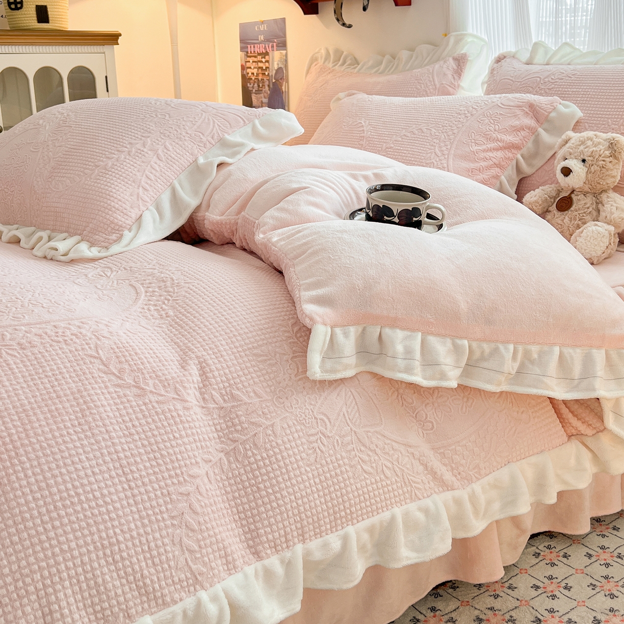 91家纺网 家纺一手货源 找家纺 安哆啦家纺 2025新款法式雕花牛奶绒花边四件套 花精灵-粉