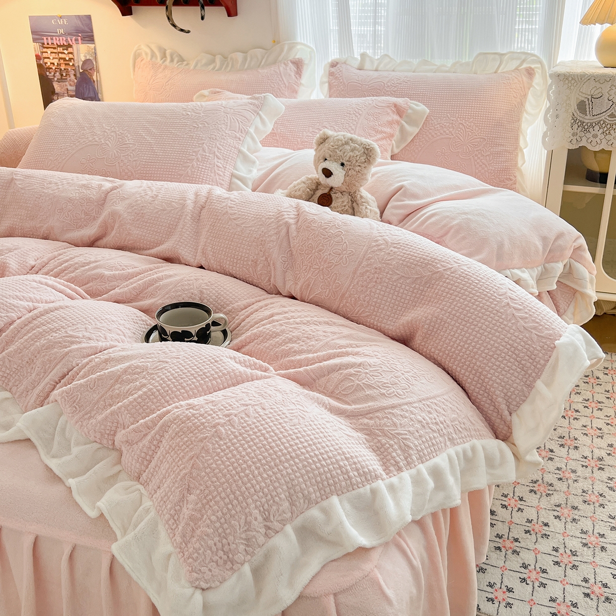 91家纺网 家纺一手货源 找家纺 安哆啦家纺 2025新款法式雕花牛奶绒花边四件套 花精灵-粉