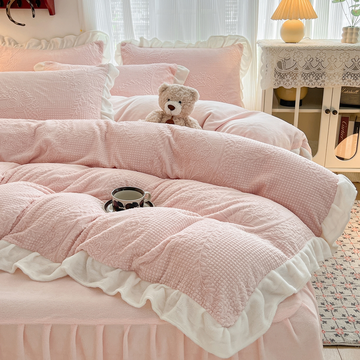 91家纺网 家纺一手货源 找家纺 安哆啦家纺 2025新款法式雕花牛奶绒花边四件套 花精灵-粉