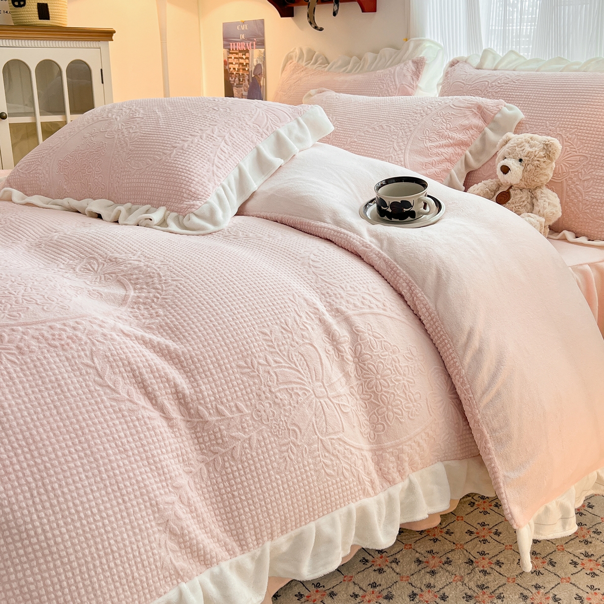 91家纺网 家纺一手货源 找家纺 安哆啦家纺 2025新款法式雕花牛奶绒花边四件套 花精灵-粉