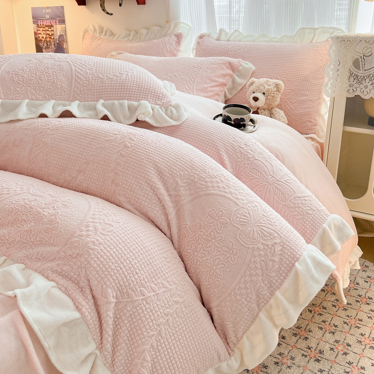 91家纺网 家纺一手货源 找家纺 安哆啦家纺 2025新款法式雕花牛奶绒花边四件套 花精灵-粉