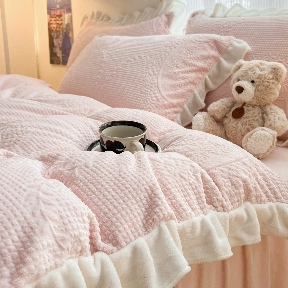 91家纺网 家纺一手货源 找家纺 安哆啦家纺 2025新款法式雕花牛奶绒花边四件套 花精灵-粉