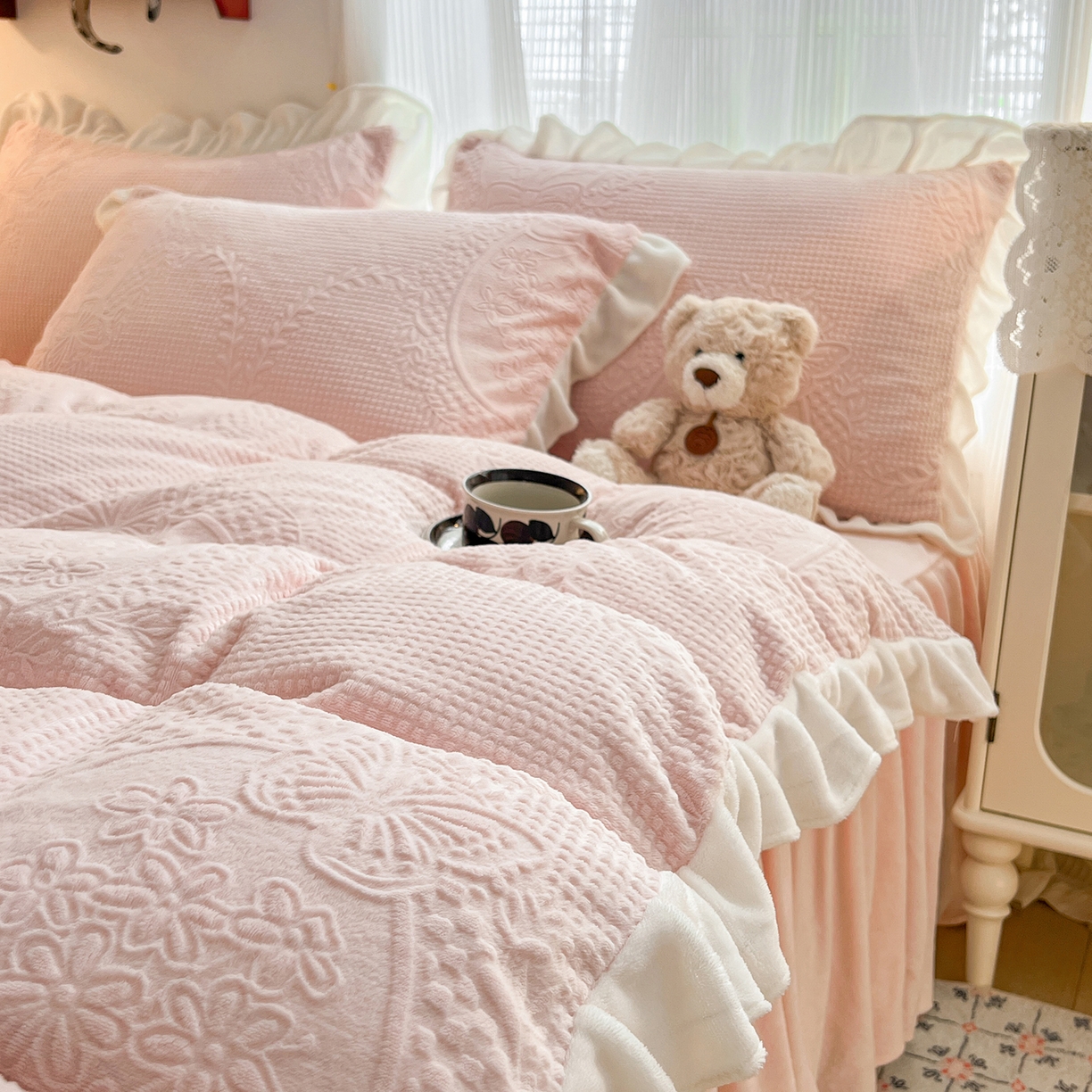 91家纺网 家纺一手货源 找家纺 安哆啦家纺 2025新款法式雕花牛奶绒花边四件套 花精灵-粉