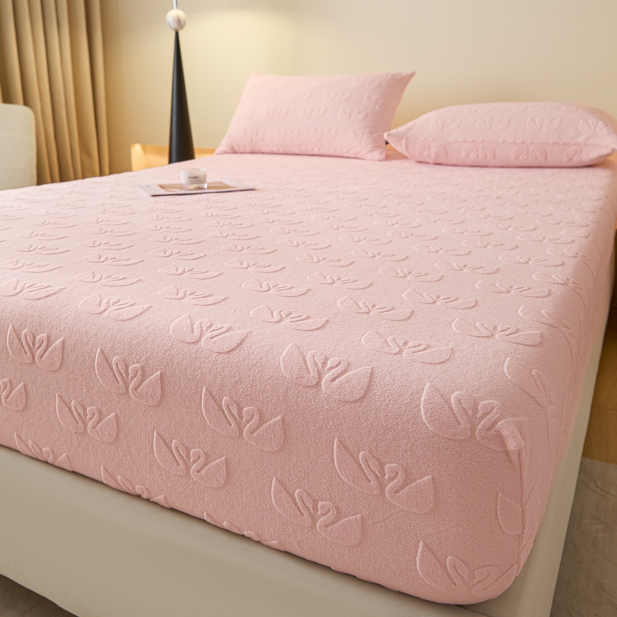 91家纺网 家纺一手货源 找家纺 乐美家纺 2025新款A类高克重牛奶绒雕花床笠三件套 天鹅湖畔（粉）