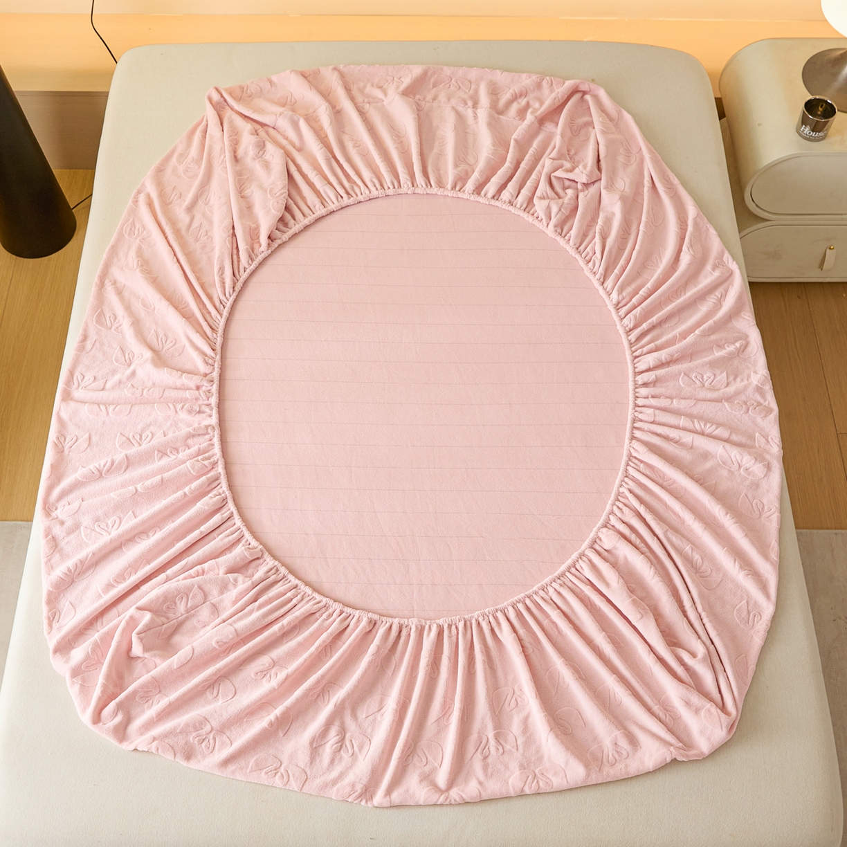 91家纺网 家纺一手货源 找家纺 乐美家纺 2025新款A类高克重牛奶绒雕花床笠三件套 天鹅湖畔（粉）