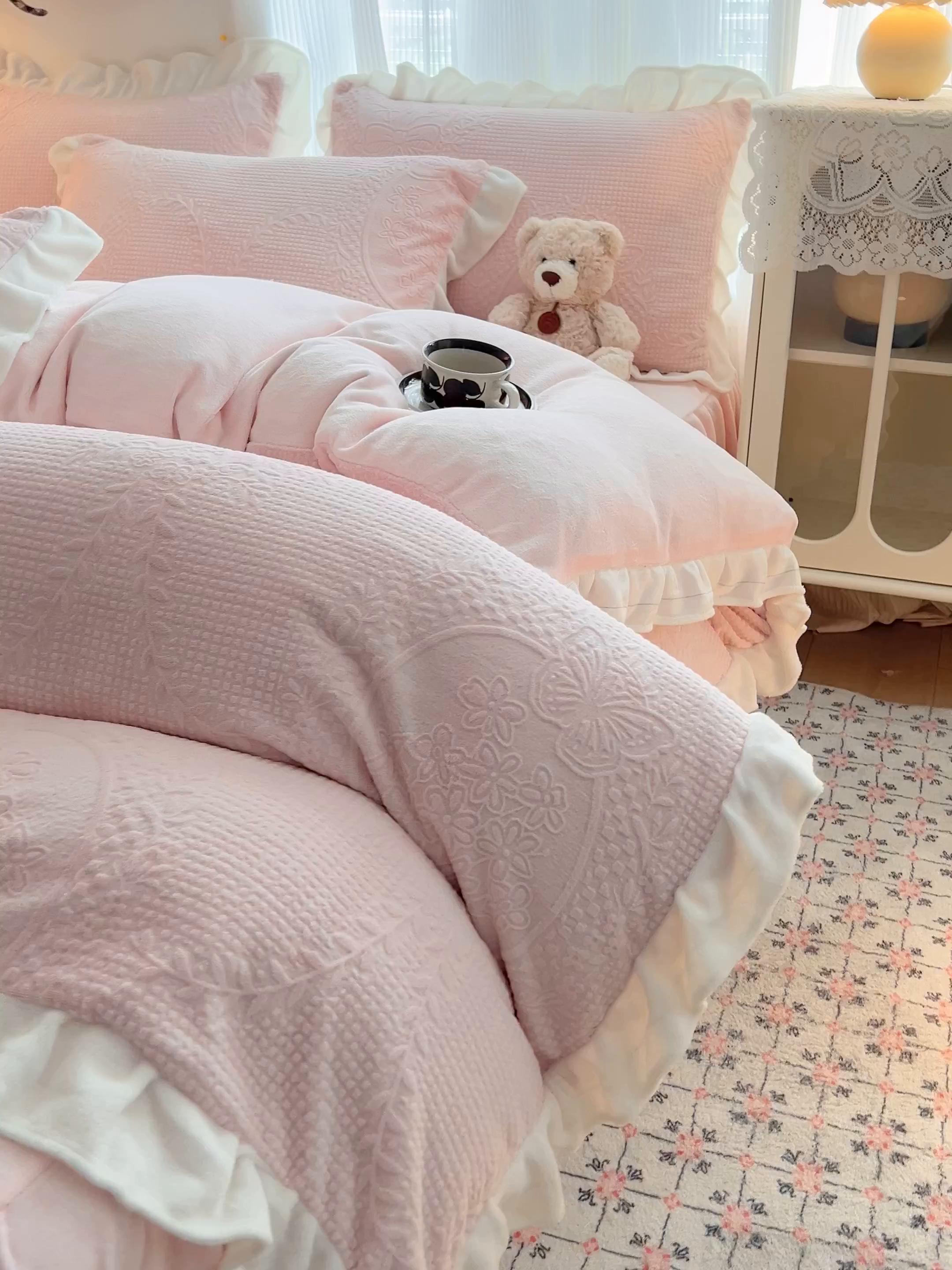 91家纺网 家纺一手货源 找家纺 安哆啦家纺 2025新款法式雕花牛奶绒花边四件套 花精灵-粉