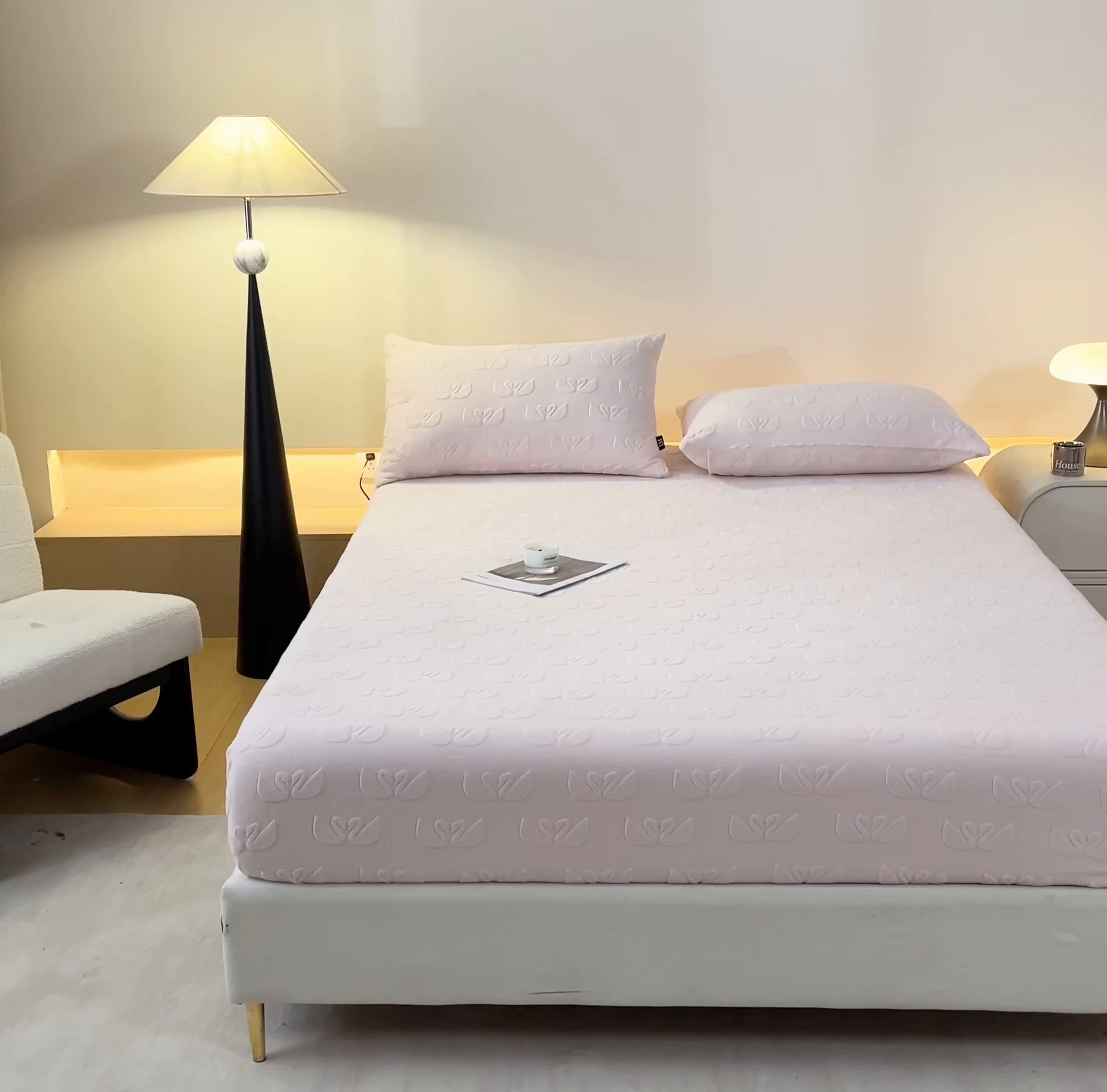 91家纺网 家纺一手货源 找家纺 乐美家纺 2025新款A类高克重牛奶绒雕花床笠三件套 天鹅湖畔（粉）