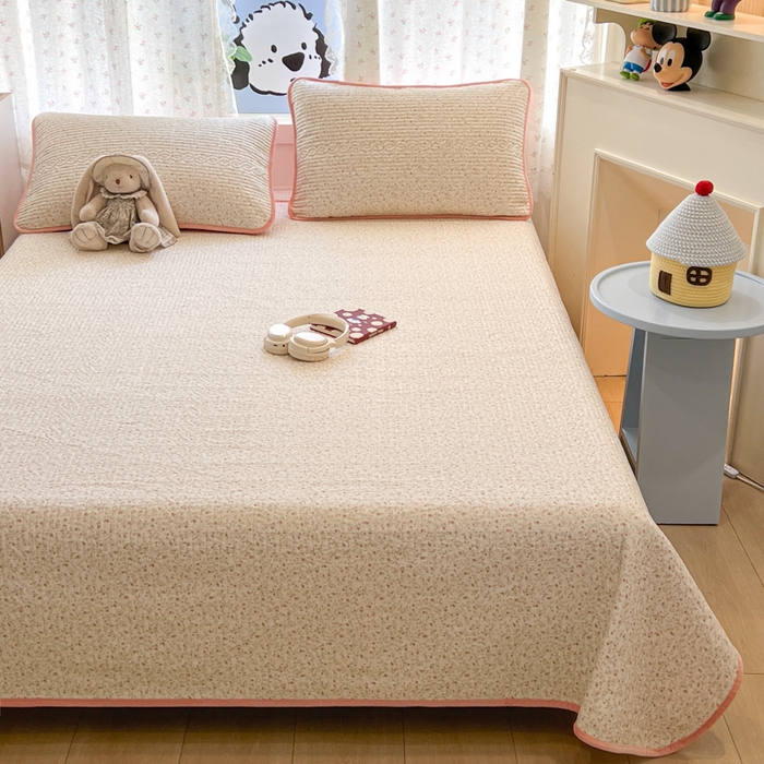 91家纺网 家纺一手货源 找家纺 沐纯家居 2025新款婴儿绒纯棉水洗床盖蔷薇恋人-粉