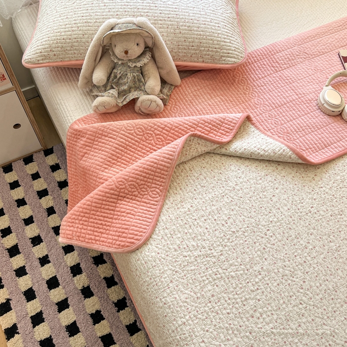 91家纺网 家纺一手货源 找家纺 沐纯家居 2025新款婴儿绒纯棉水洗床盖蔷薇恋人-粉