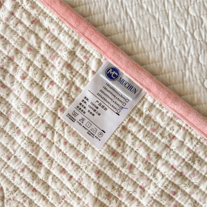 91家纺网 家纺一手货源 找家纺 沐纯家居 2025新款婴儿绒纯棉水洗床盖蔷薇恋人-粉