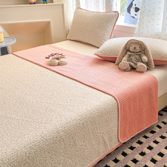 91家纺网 家纺一手货源 找家纺 沐纯家居 2025新款婴儿绒纯棉水洗床盖蔷薇恋人-粉