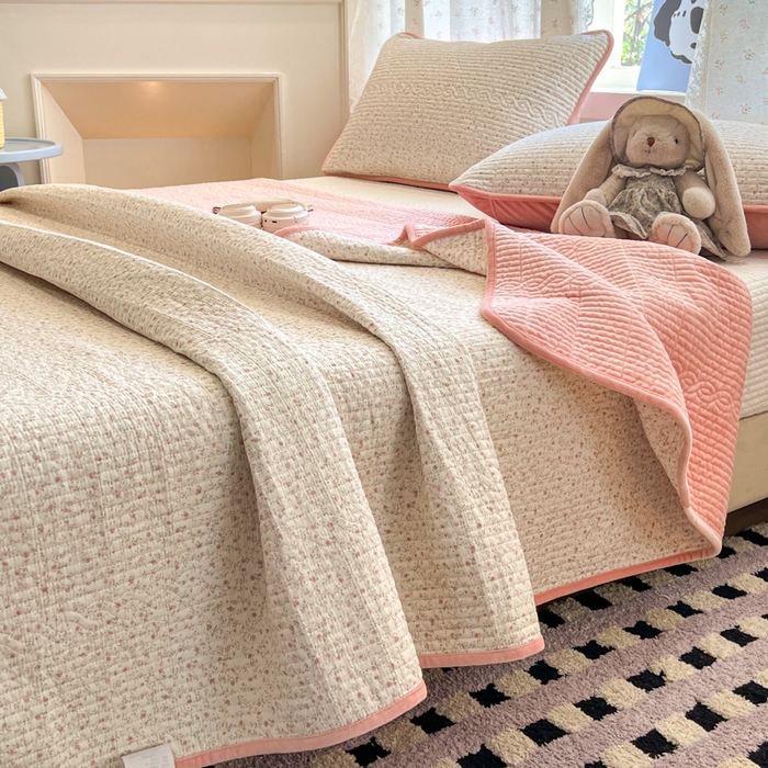 91家纺网 家纺一手货源 找家纺 沐纯家居 2025新款婴儿绒纯棉水洗床盖蔷薇恋人-粉