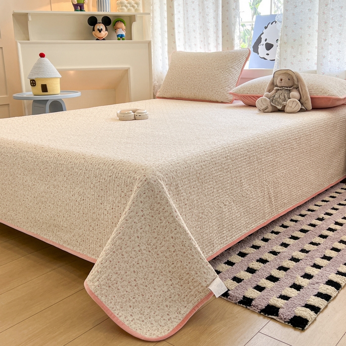 91家纺网 家纺一手货源 找家纺 沐纯家居 2025新款婴儿绒纯棉水洗床盖蔷薇恋人-粉