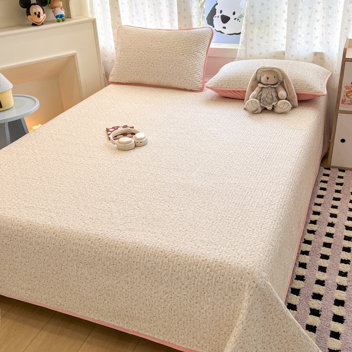 91家纺网 家纺一手货源 找家纺 沐纯家居 2025新款婴儿绒纯棉水洗床盖蔷薇恋人-粉