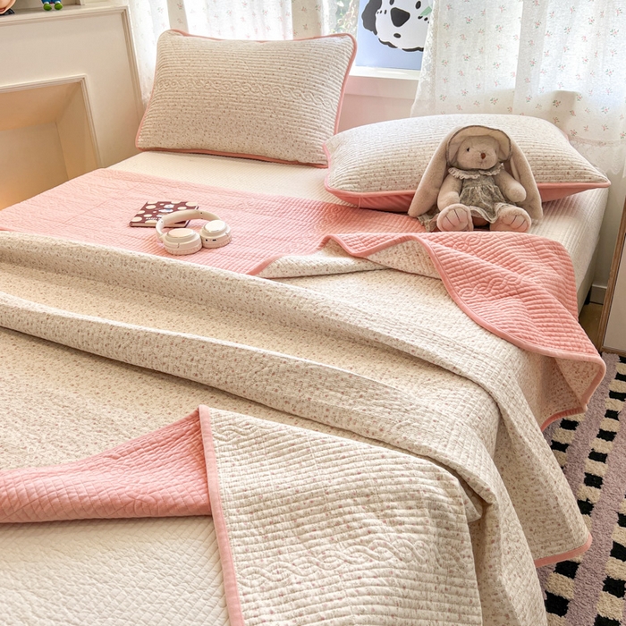 91家纺网 家纺一手货源 找家纺 沐纯家居 2025新款婴儿绒纯棉水洗床盖蔷薇恋人-粉