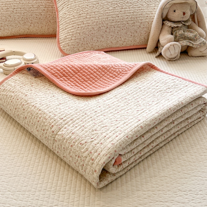 91家纺网 家纺一手货源 找家纺 沐纯家居 2025新款婴儿绒纯棉水洗床盖蔷薇恋人-粉