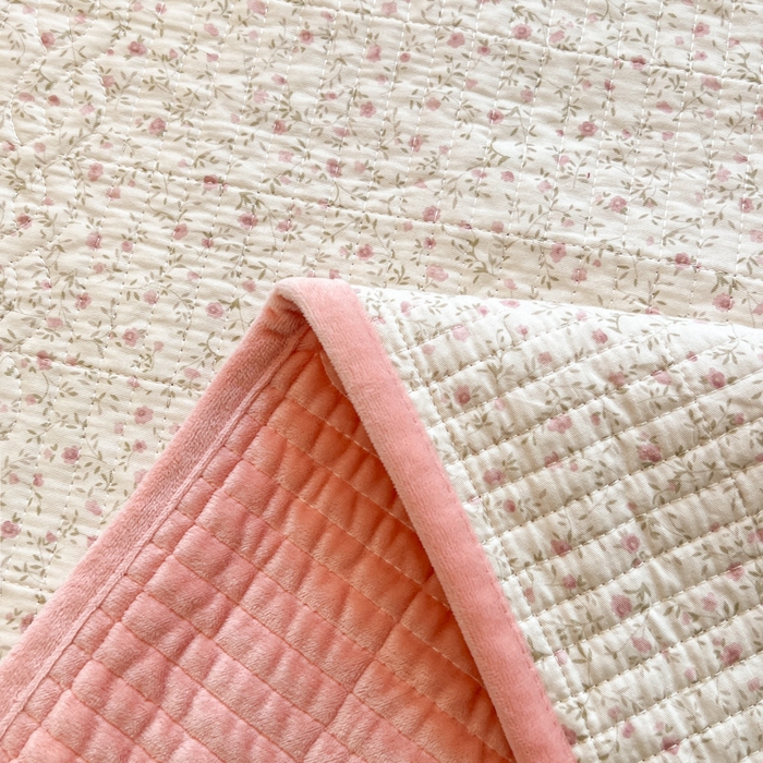 91家纺网 家纺一手货源 找家纺 沐纯家居 2025新款婴儿绒纯棉水洗床盖蔷薇恋人-粉