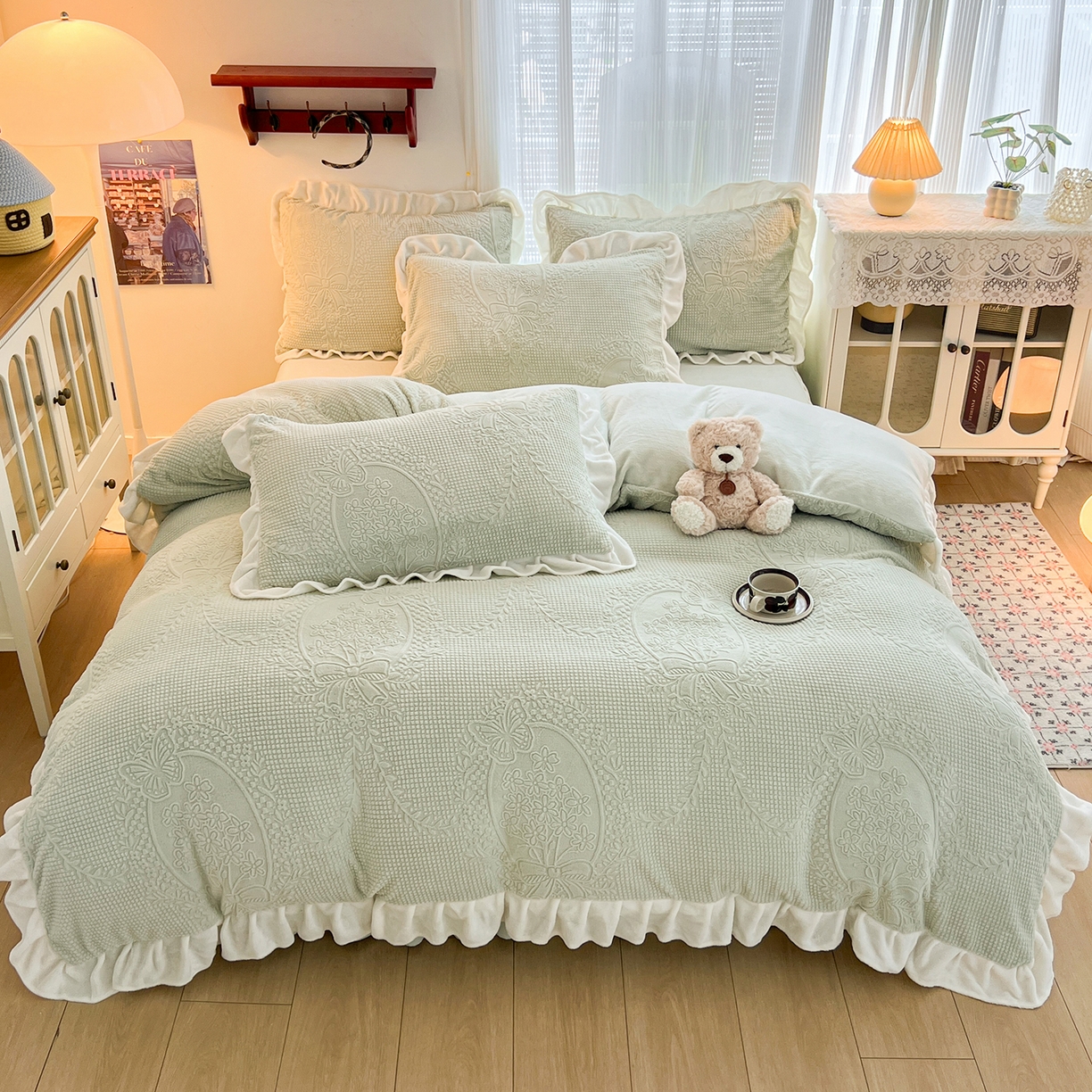 91家纺网 家纺一手货源 找家纺 安哆啦家纺 2025新款法式雕花牛奶绒花边四件套 花精灵-绿