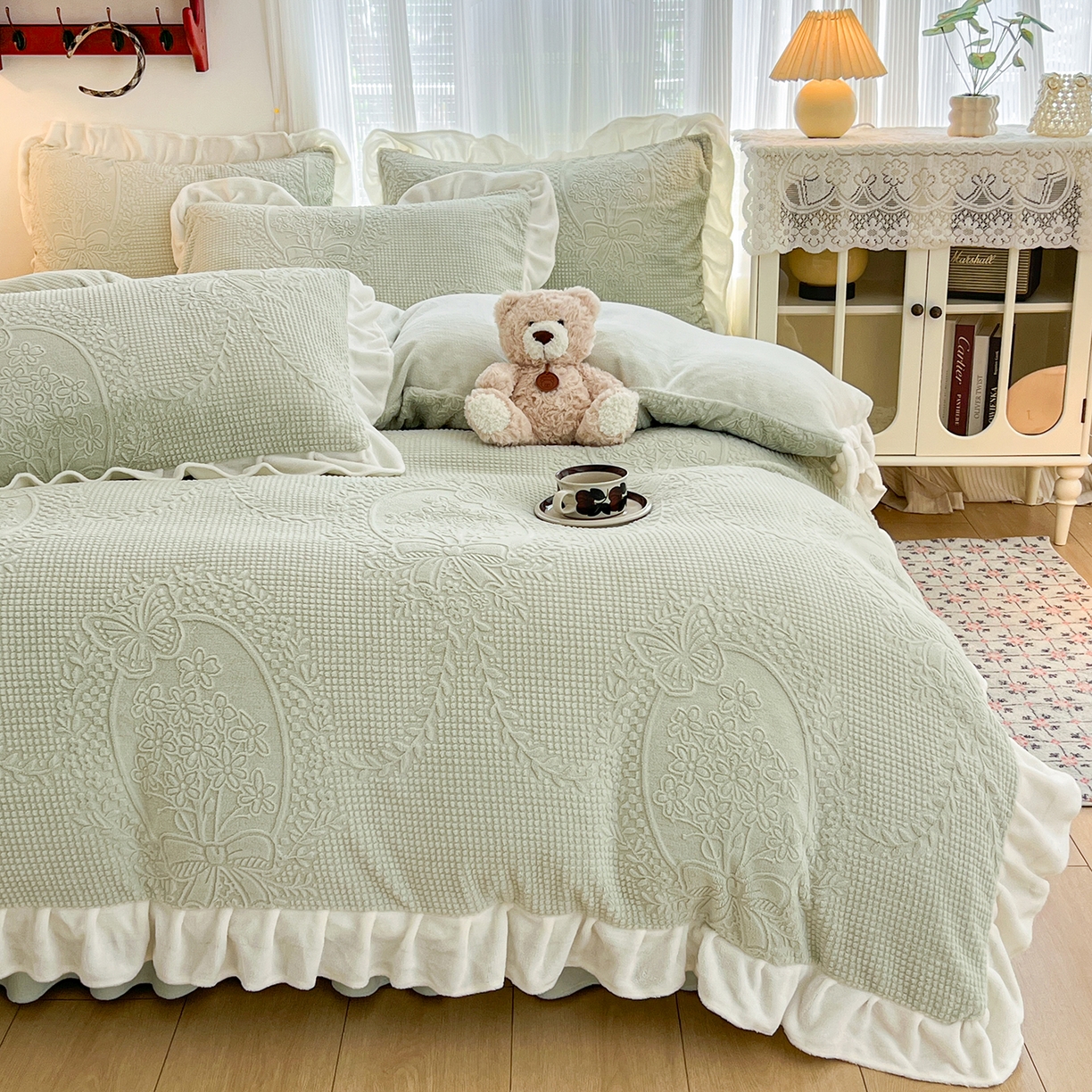 91家纺网 家纺一手货源 找家纺 安哆啦家纺 2025新款法式雕花牛奶绒花边四件套 花精灵-绿