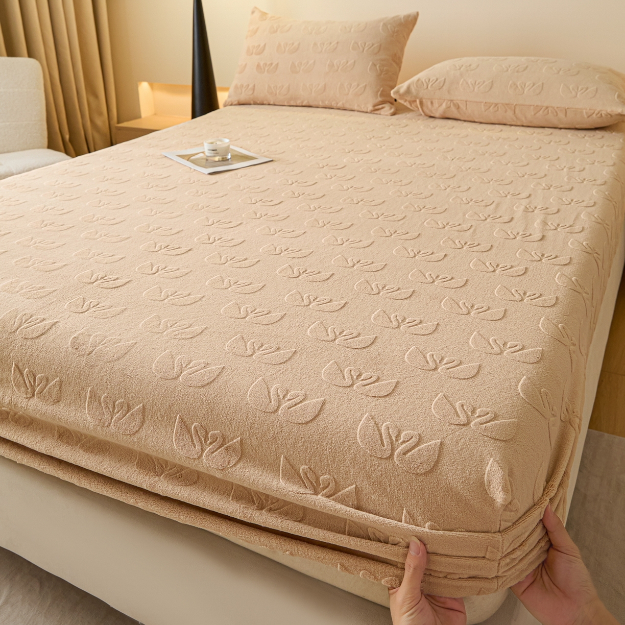 乐美家纺 2025新款A类高克重牛奶绒雕花床笠三件套 天鹅湖畔（奶咖）