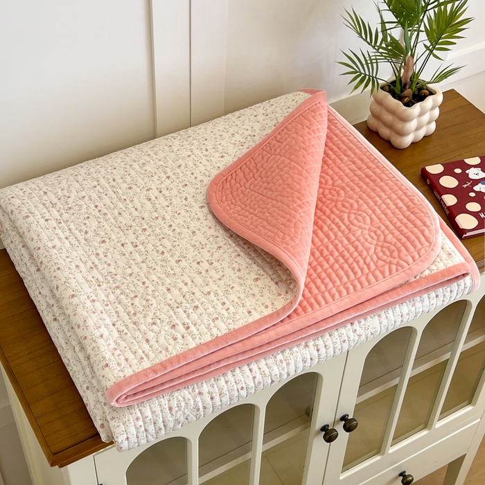 91家纺网 家纺一手货源 找家纺 沐纯家居 2025新款婴儿绒纯棉水洗床盖蔷薇恋人-粉,蔷薇恋人-粉