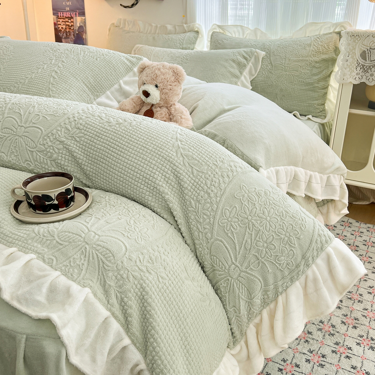 91家纺网 家纺一手货源 找家纺 安哆啦家纺 2025新款法式雕花牛奶绒花边四件套 花精灵-绿