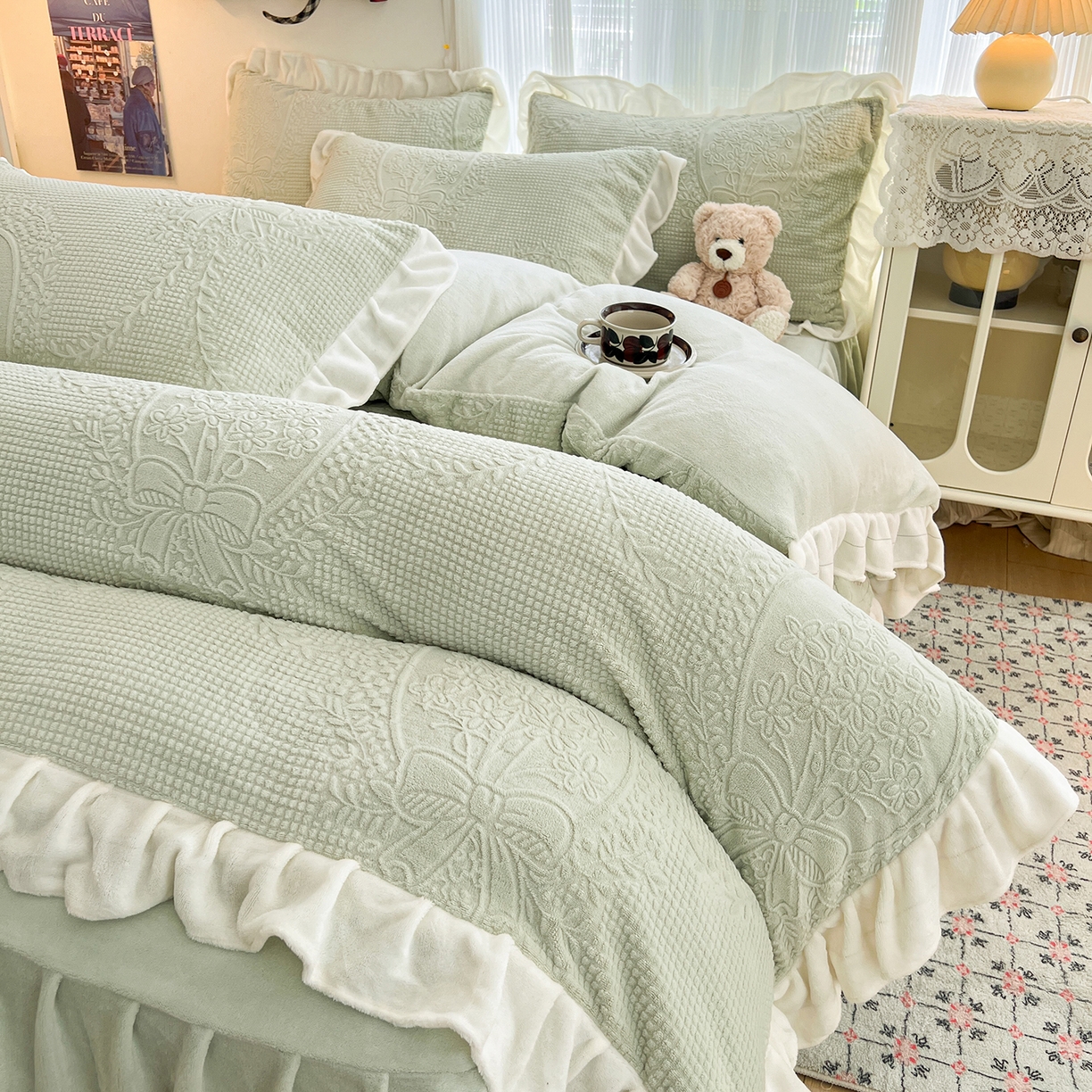91家纺网 家纺一手货源 找家纺 安哆啦家纺 2025新款法式雕花牛奶绒花边四件套 花精灵-绿