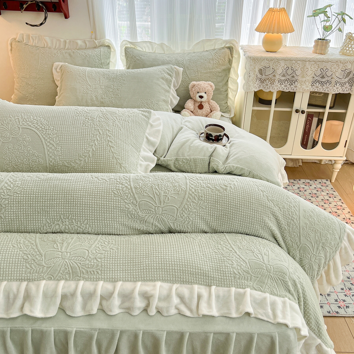 91家纺网 家纺一手货源 找家纺 安哆啦家纺 2025新款法式雕花牛奶绒花边四件套 花精灵-绿